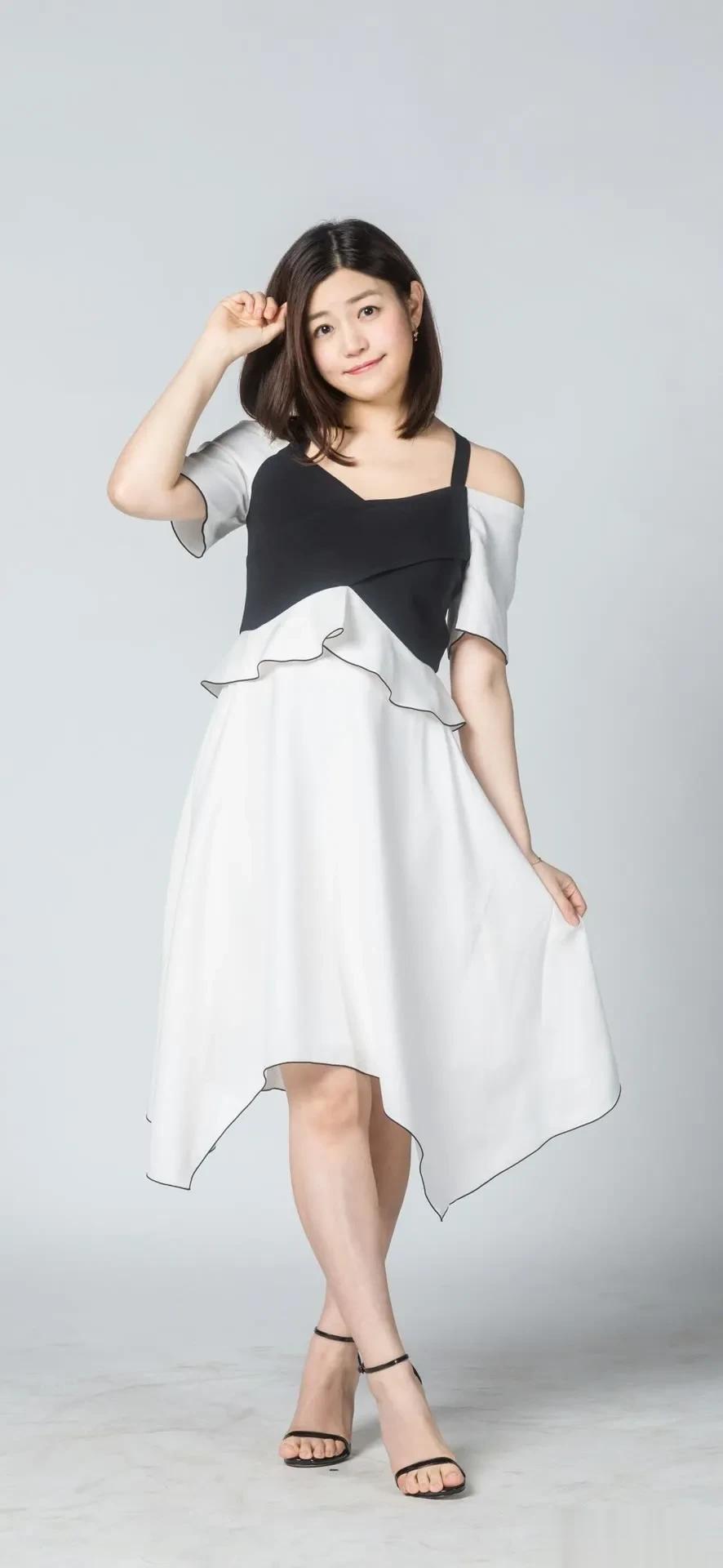 明星图片 \陈妍希，露肩黑白裙，优雅又俏皮