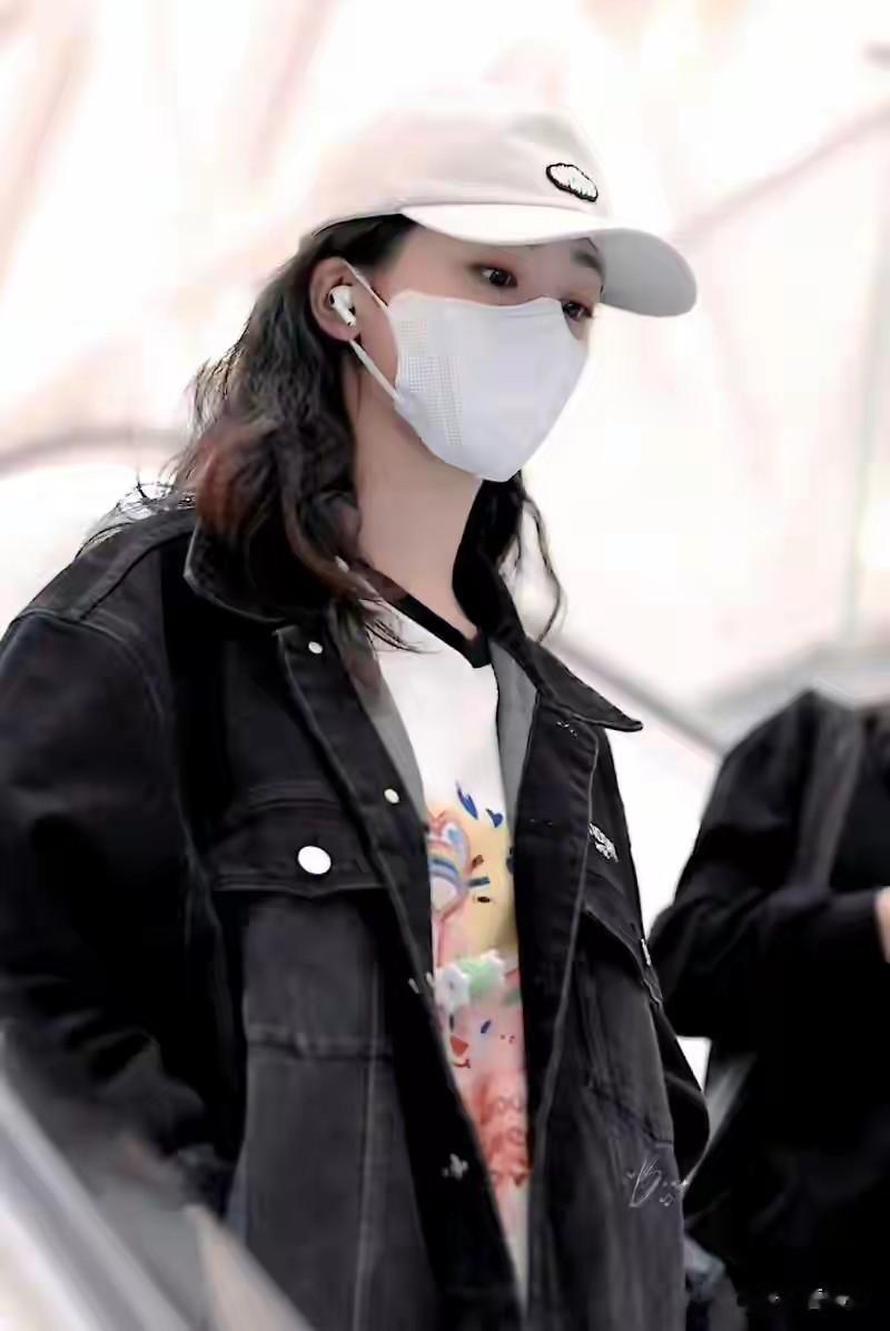 口罩帽子全白给！杨紫青海街头被“秒认”，国民度再掀热议狂潮