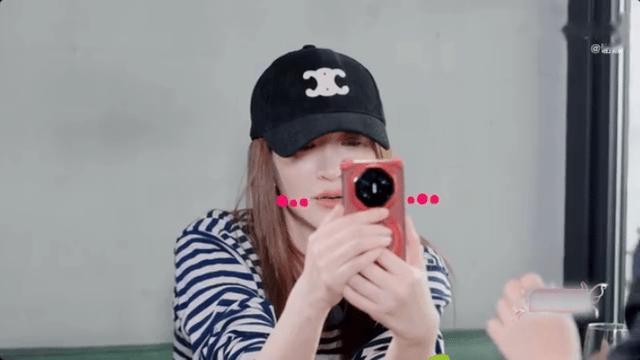 李小冉把何炅微信删了！假装很熟被何炅节目中拆穿！