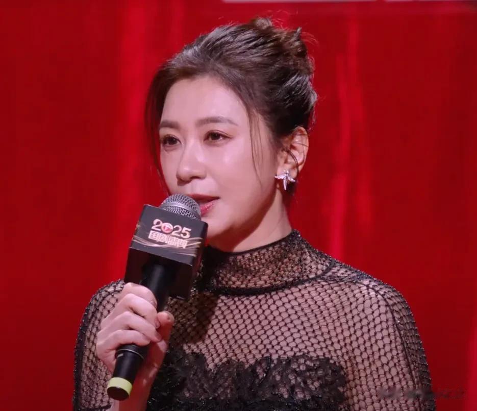 国剧盛典红毯星光黯淡，全靠中年女星撑场，生图显出她们真实状态
