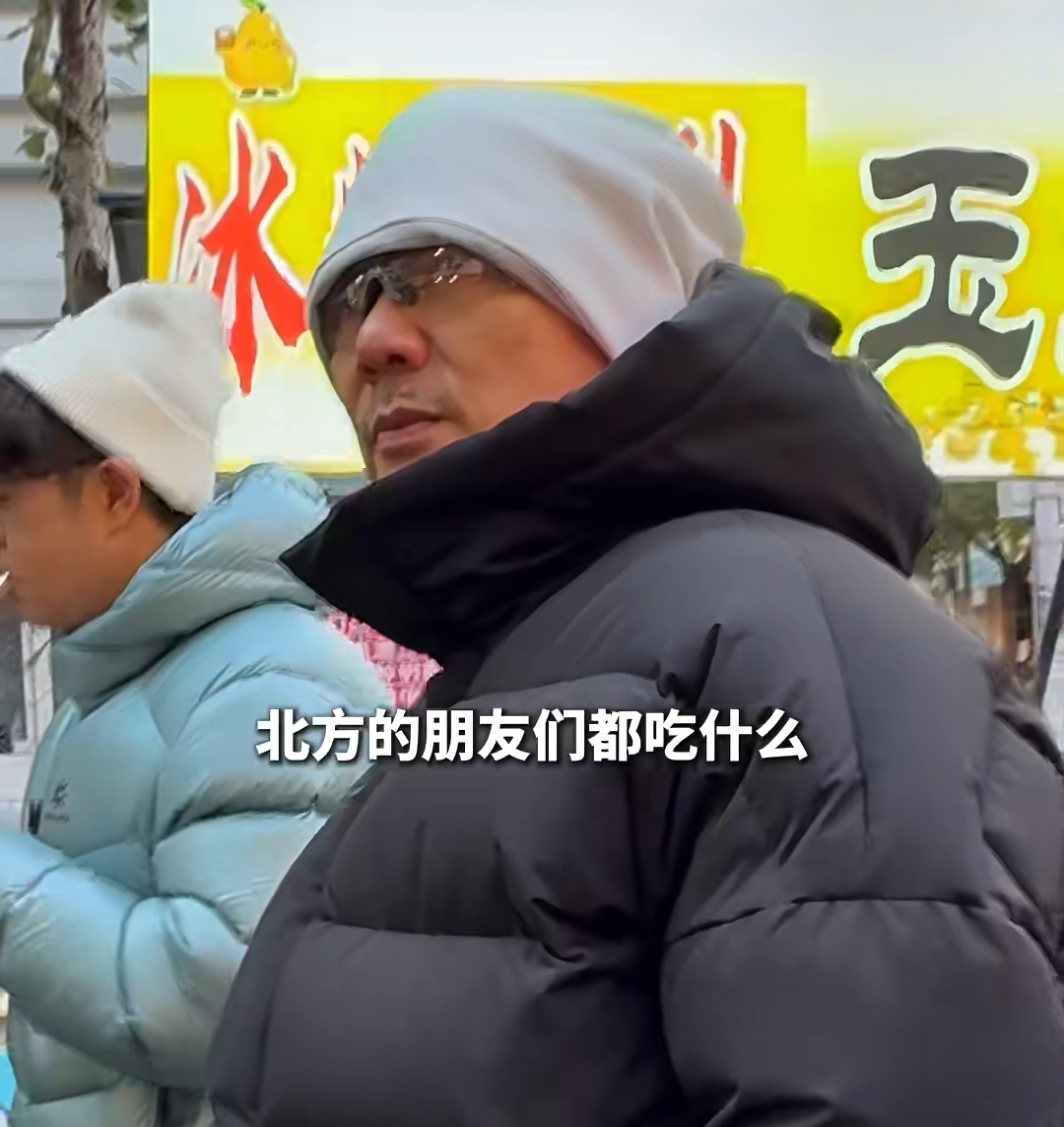 任贤齐哈尔滨逛早市，大口吃包子超接地气，网友:10月穿羽绒服？