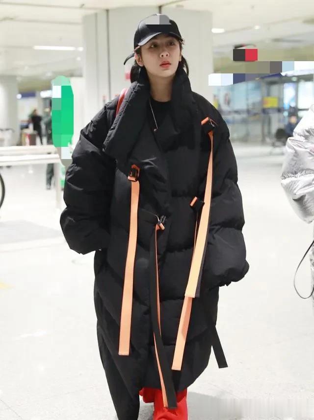 杨紫越来越会穿！黑色羽绒服+红色休闲裤+棒球帽，减龄又时髦！