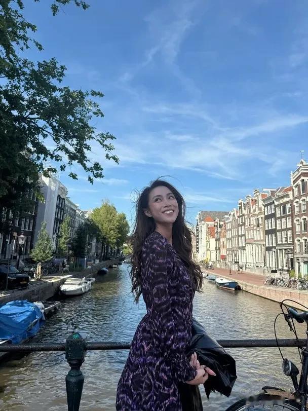 TVB上位小花刘颖璇荷兰度假美照曝光!紫裙美景成最佳滤镜