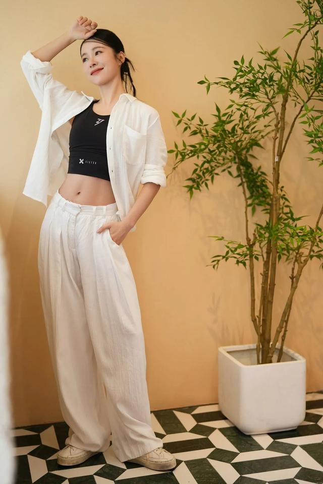 江一燕性感露脐装