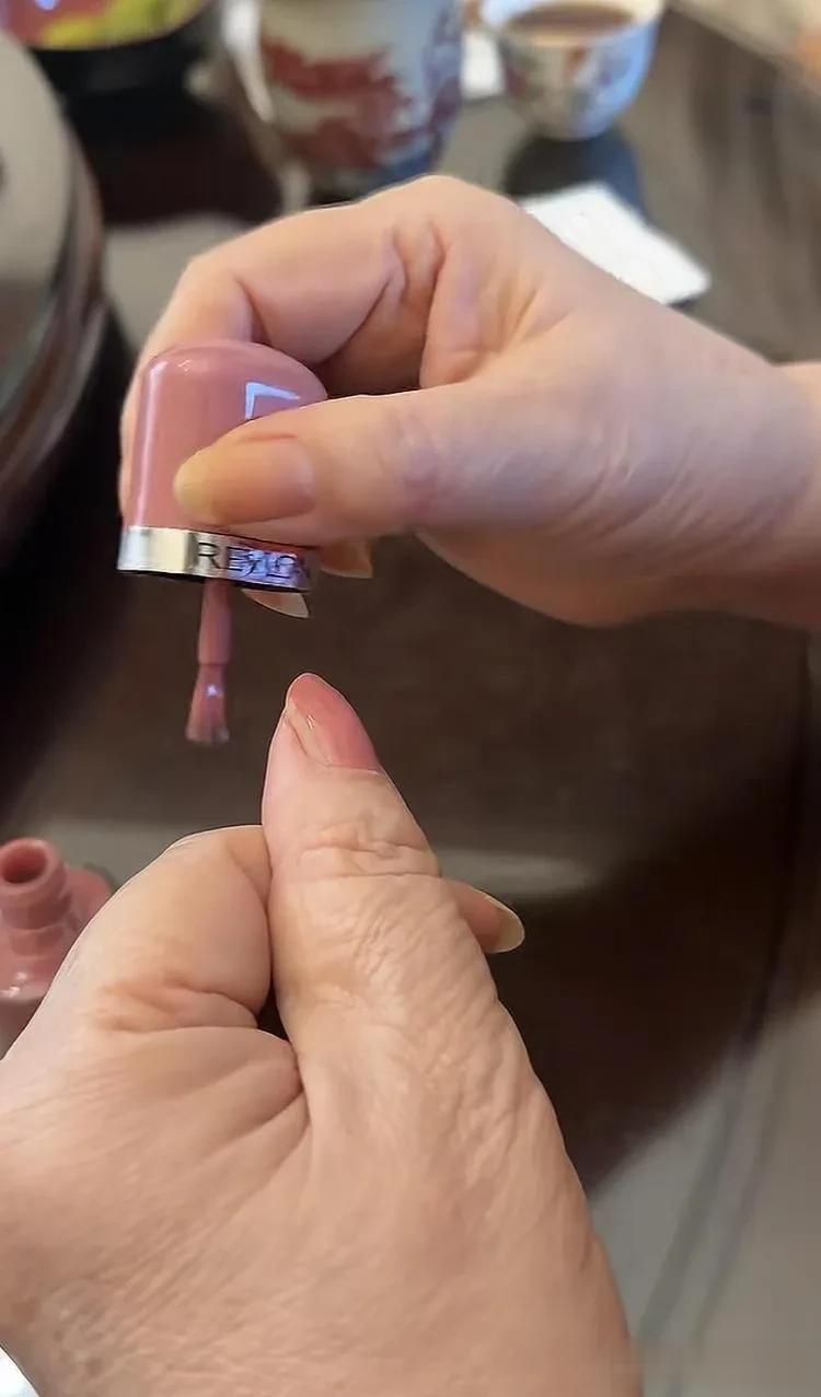 陈龙陪80岁母亲做发型，吃10元生煎7元粉丝，妈妈手钻戒又大又闪