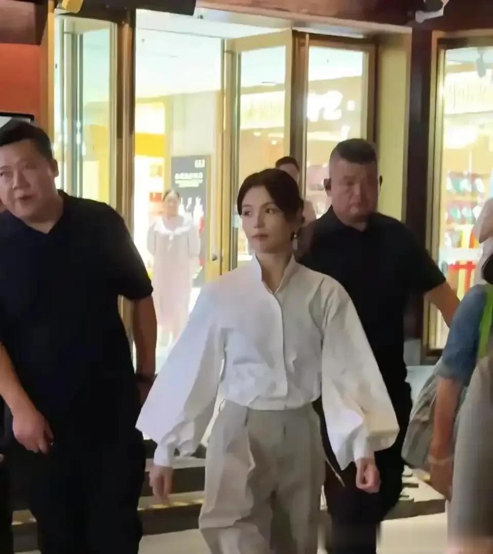 被刘涛“生图状态”惊艳到！国泰民安脸穿白衬衫阔腿裤，美的大气