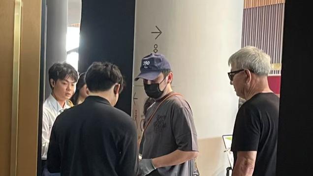 雷佳音带家人看演出，半年没拍戏胖不少，头大腿细还没父亲身材好