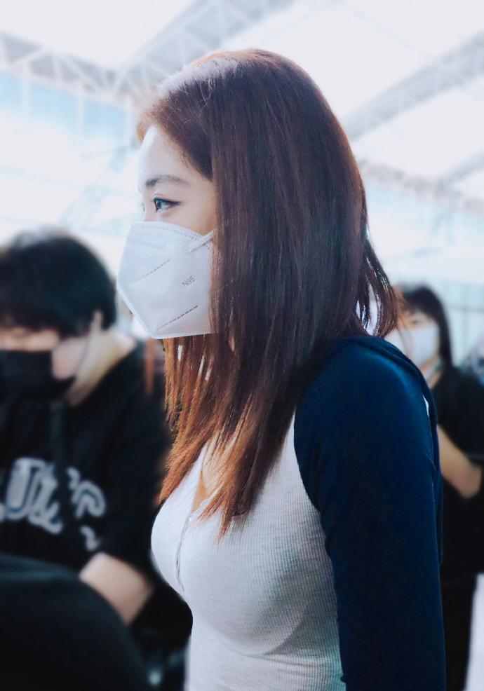 喻言机场路透！唱跳界的天花板，舞台上的暴风吸入，硬控力拉满。