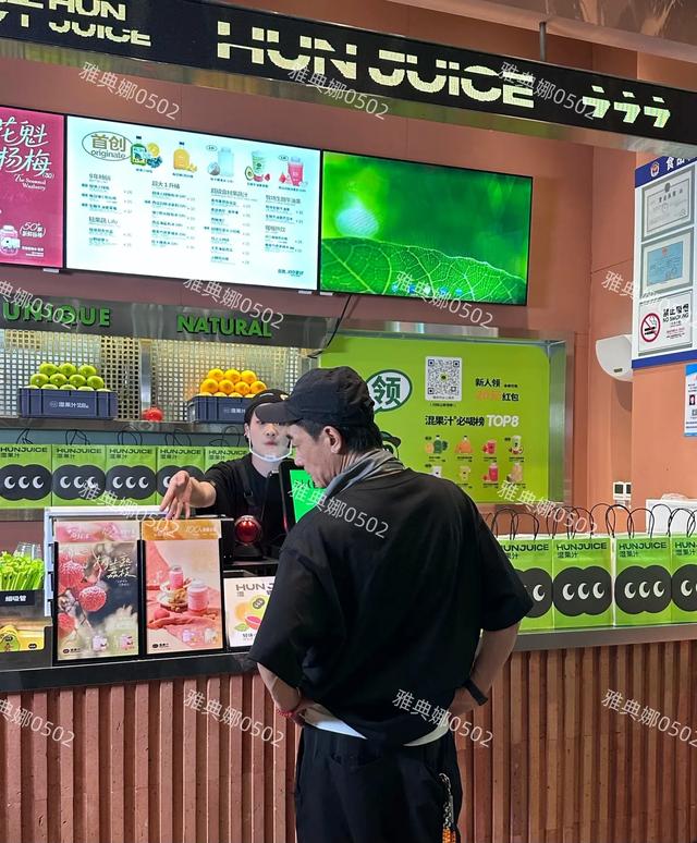 深圳偶遇陈小春，他年轻时并不帅，如今57岁反倒逆生长了很显年轻