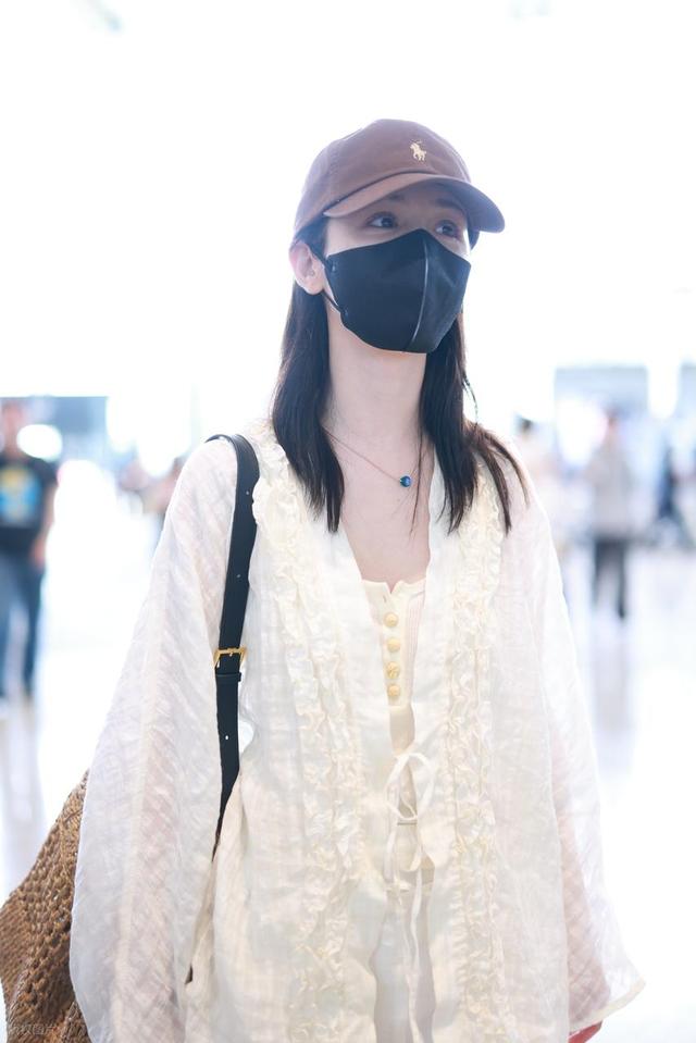 哈妮克孜现身上海机场,身穿白色look清新自然