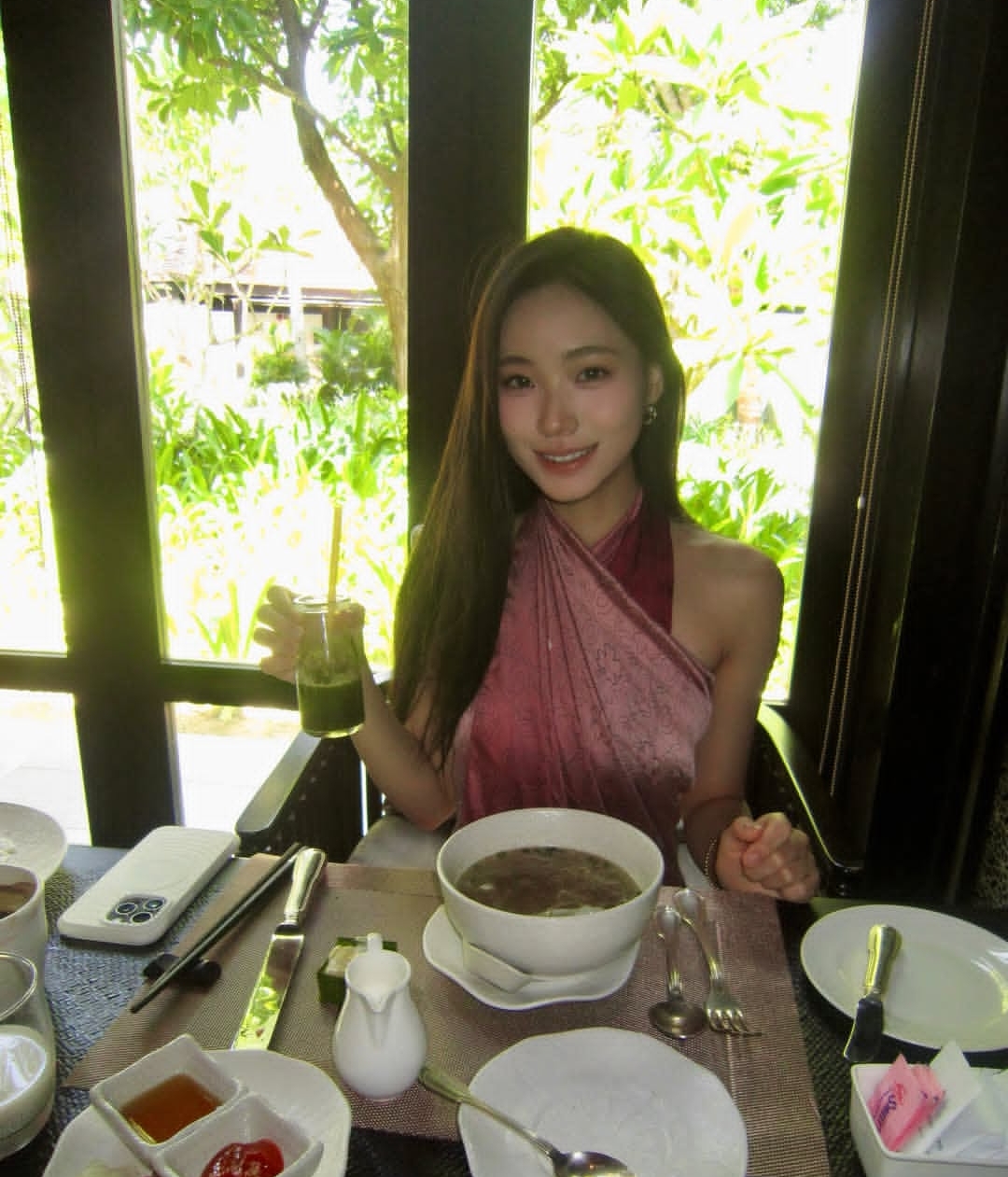 小S二女儿首次公开秀恩爱，男友曾陪游越南海岛，恋情有迹可循