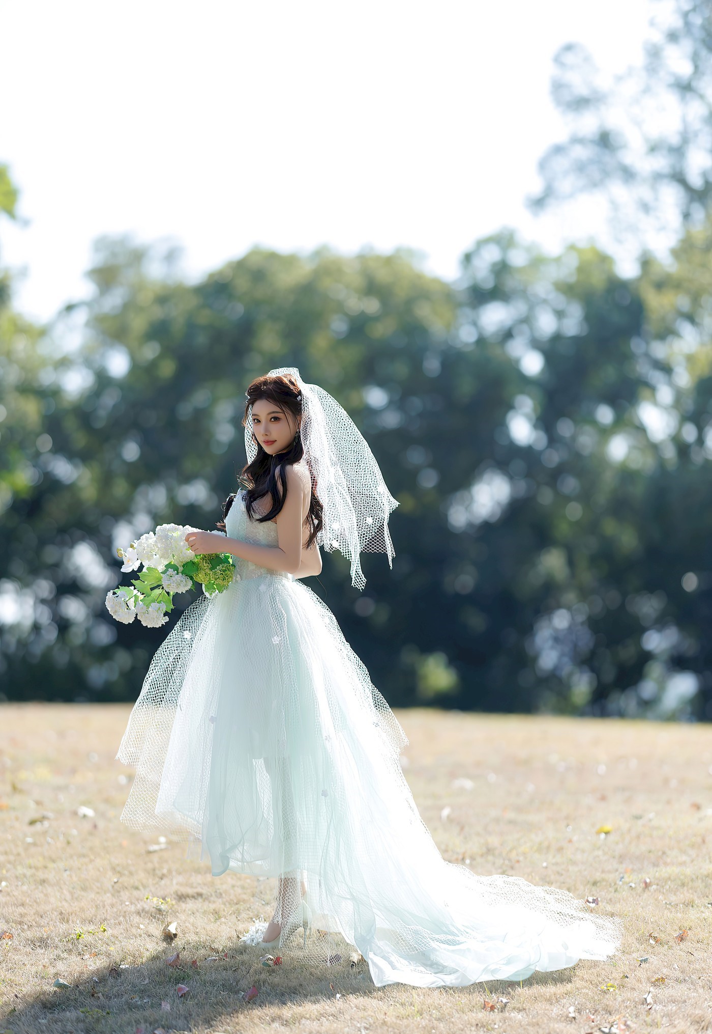 杨晨晨：象征着纯洁与神圣的白色婚纱，上身紧贴身形，展现出新娘的曼妙身姿。