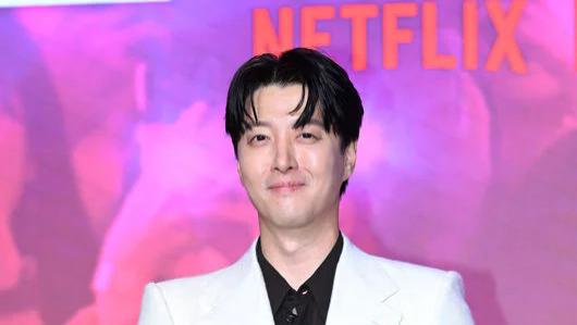 韩国知名男星患罕见病后，仍在咖啡店认真工作