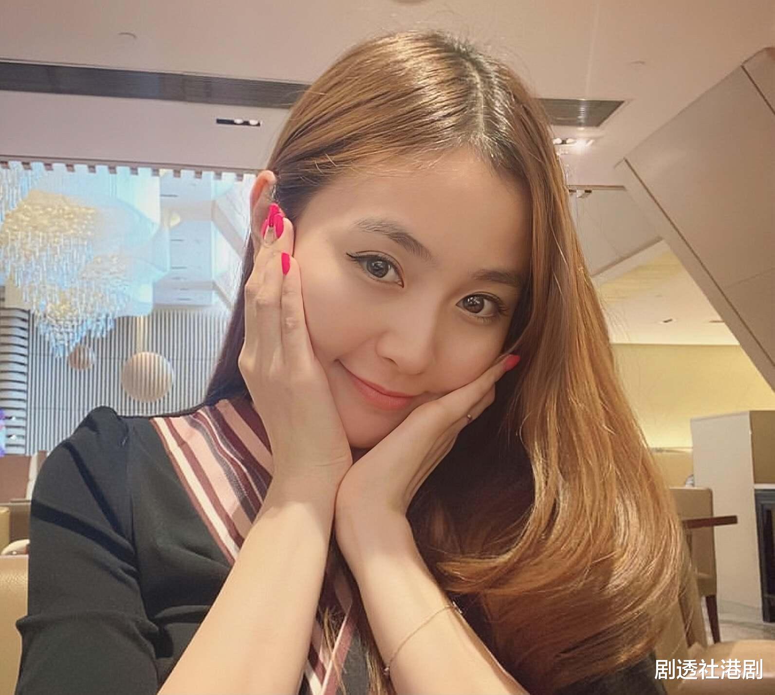 突发!香港知名女星宣布离婚,已搬出豪华别墅回娘家居住