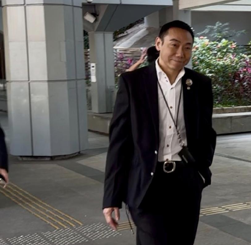 张柏芝官司审讯期结束，三度现身庭外从容庭内激动，结果来年裁定