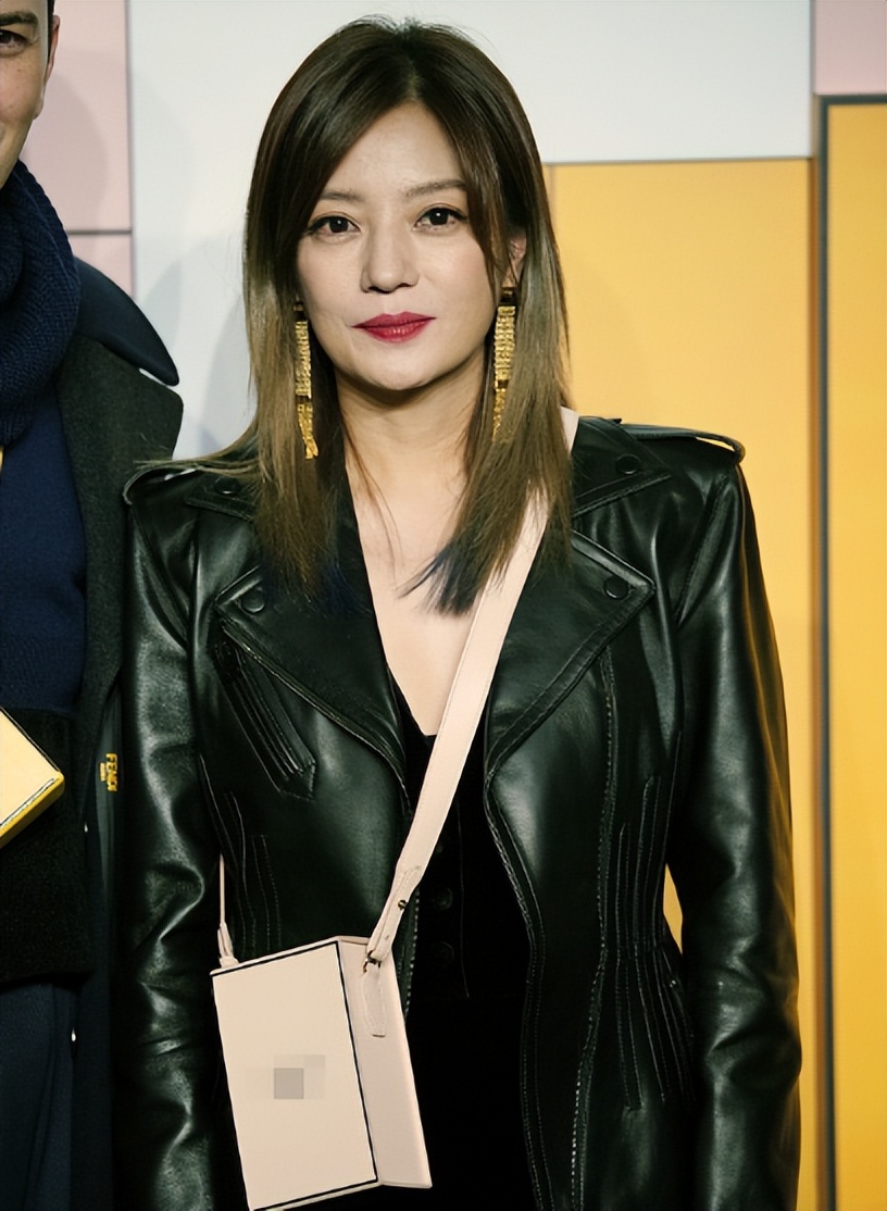 黄晓明公开点名才几天,赵薇近况接连曝光,有一点4年前就注定