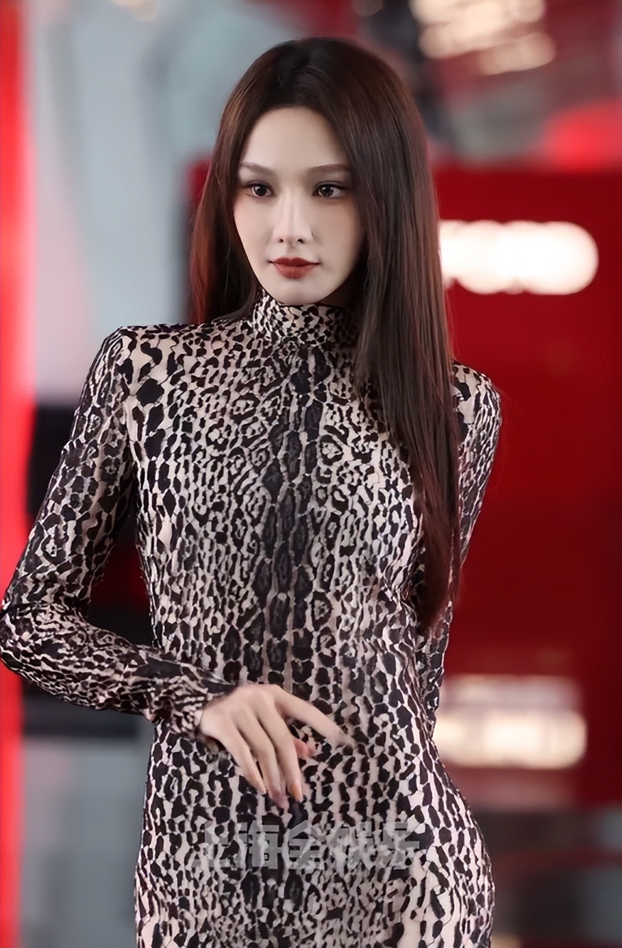 上海TF活动,彭小苒“蛇女”辣眼,包上恩土气,王楚然一身黑惊艳