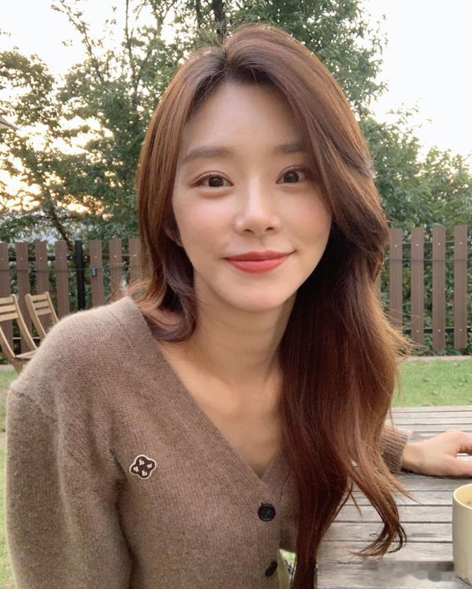 韩国女星公开承认“虚报身高”,一句话戳破娱乐圈真相!