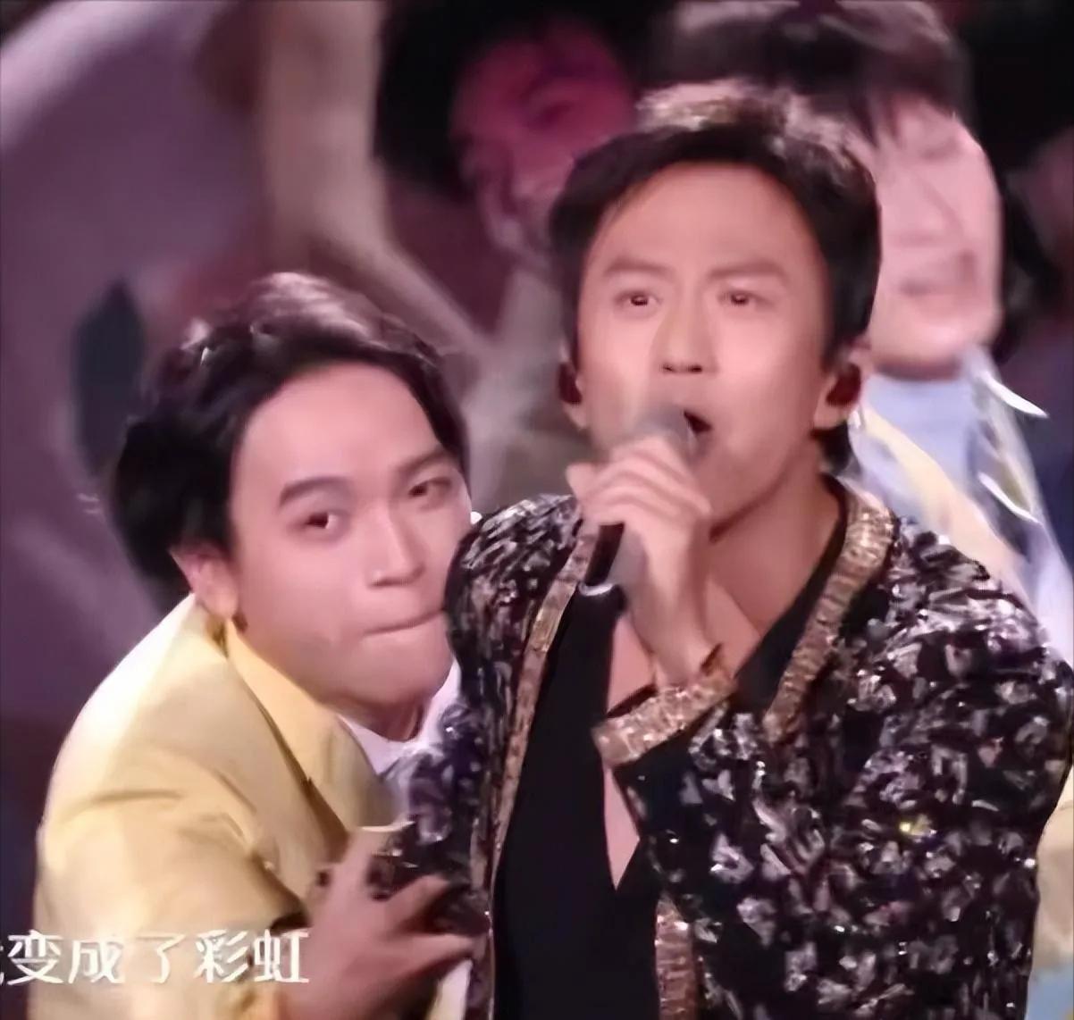 邓超跨年真唱引爆全场，假唱明星脸红了吗？最后他却自嘲没发挥好