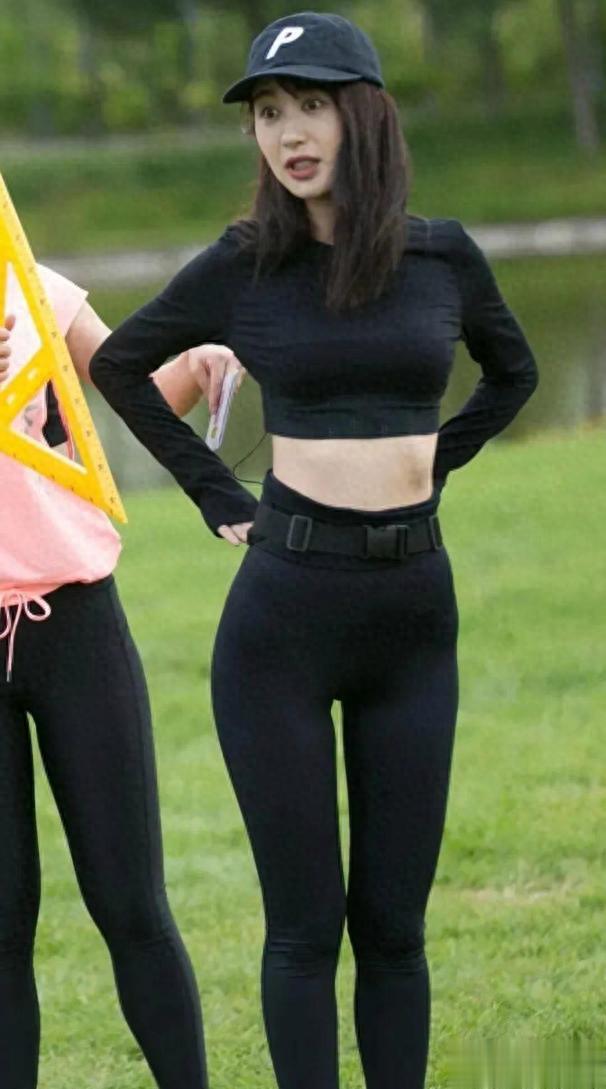 李菲儿穿瑜伽裤,这腿!这腰!黄金三围可不是吹的!