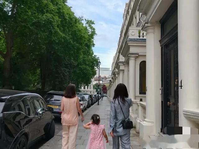 朱珠更新和女儿日常,母女俩共用一张脸,孩子穿搭接地气还爬树玩