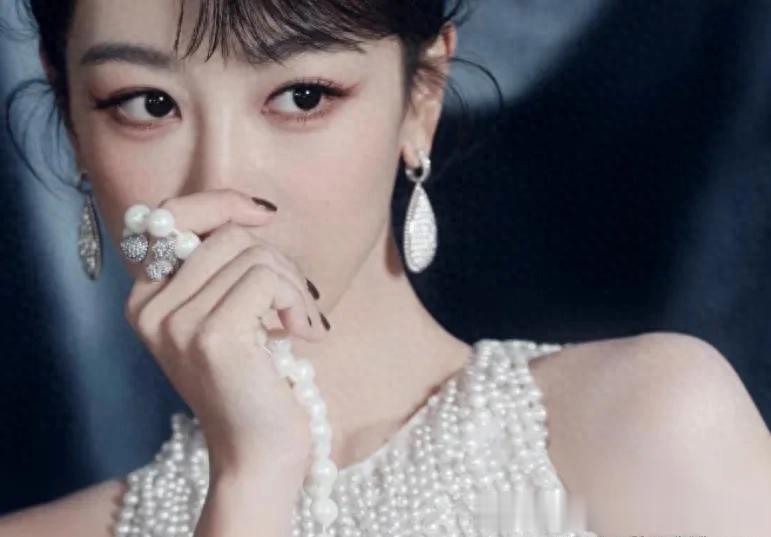 是金子总会发光?杨紫穿一袭无袖“珍珠拼接裙”,优雅的珍珠少女