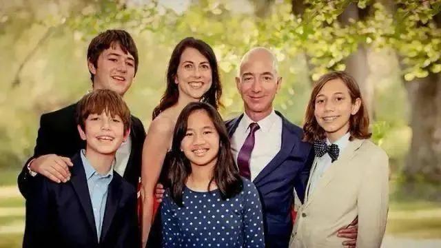 贝佐斯夫妇和小李子聚餐!桑切斯穿高定礼服太拽,和原配是俩极端