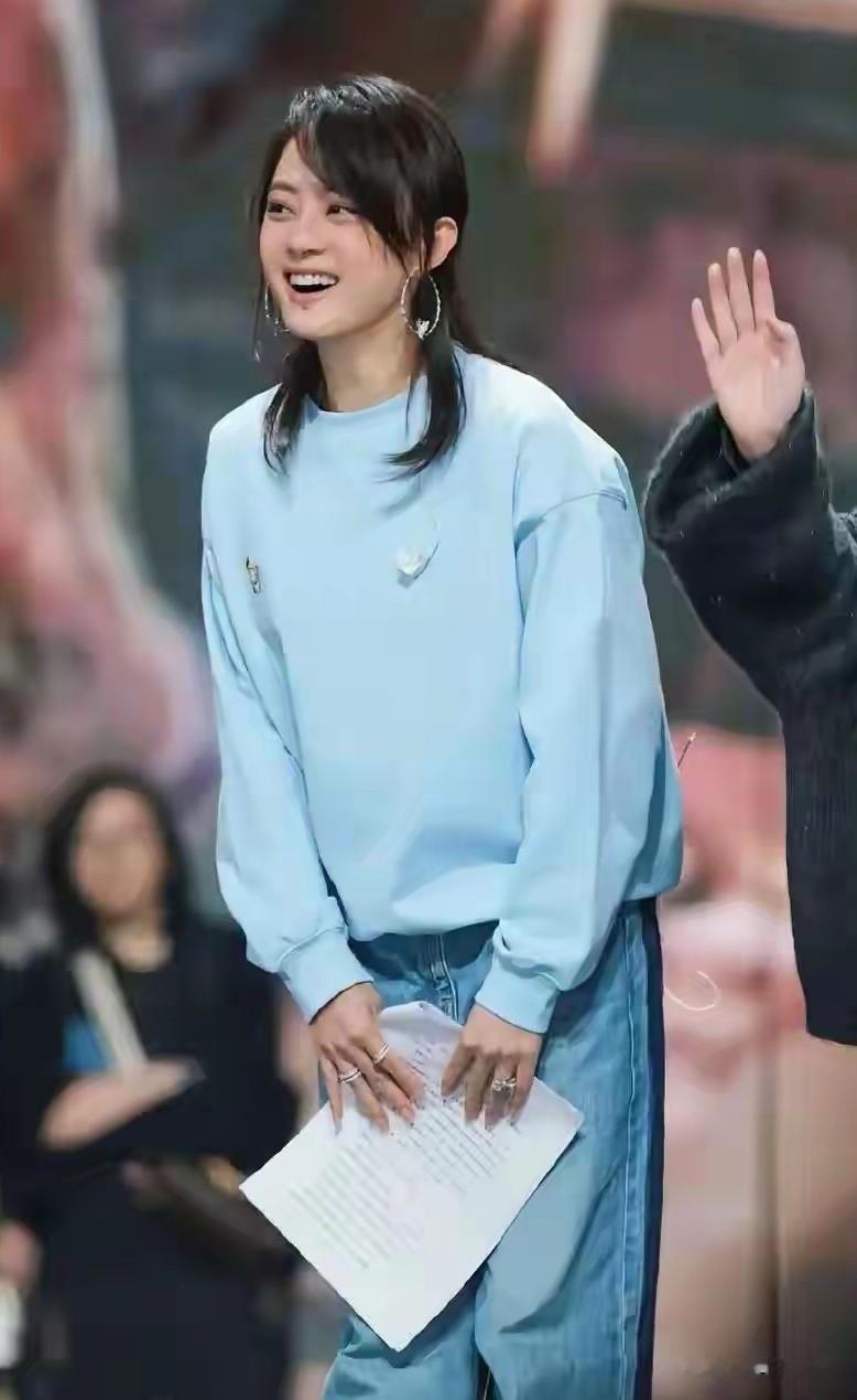 孙俪春晚彩排，半扎丸子头，清纯唯美显得格外年轻漂亮