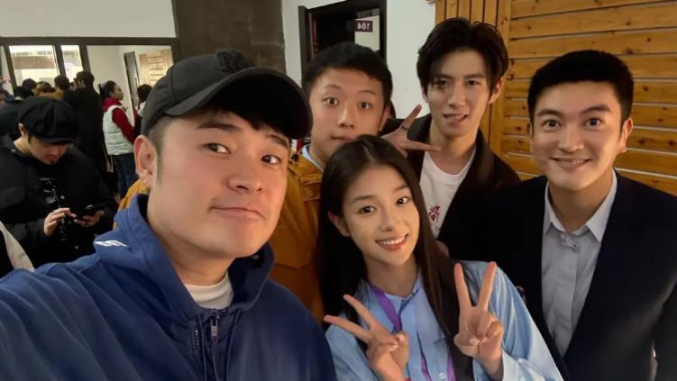 郑恺用AI处理上戏合照，网友扒原照片找不同，爱情公寓三人隔开坐