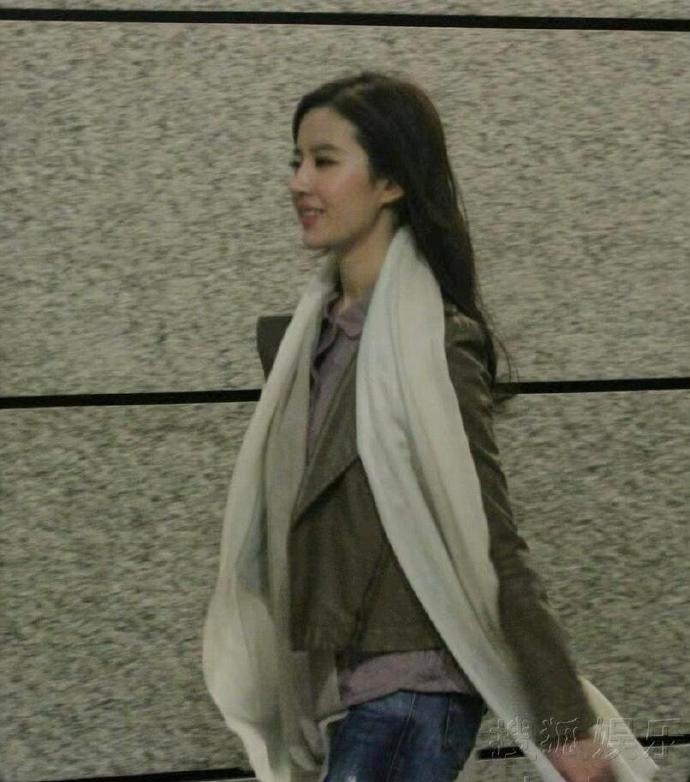 刘亦菲的氛围感绝了,高糊也挡不住的美 膜拜每一个眼神都在讲故事