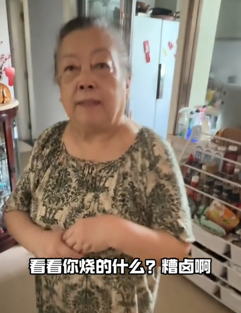 演员陈龙上父母家突击检查,40多度不开空调,爸妈一起抹汗还嘴硬