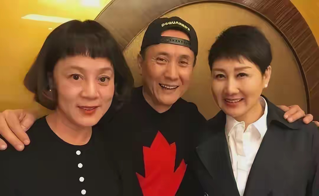 张志坚带老婆整骨美容,70岁年轻似50岁,出行有专车老婆背爱马仕