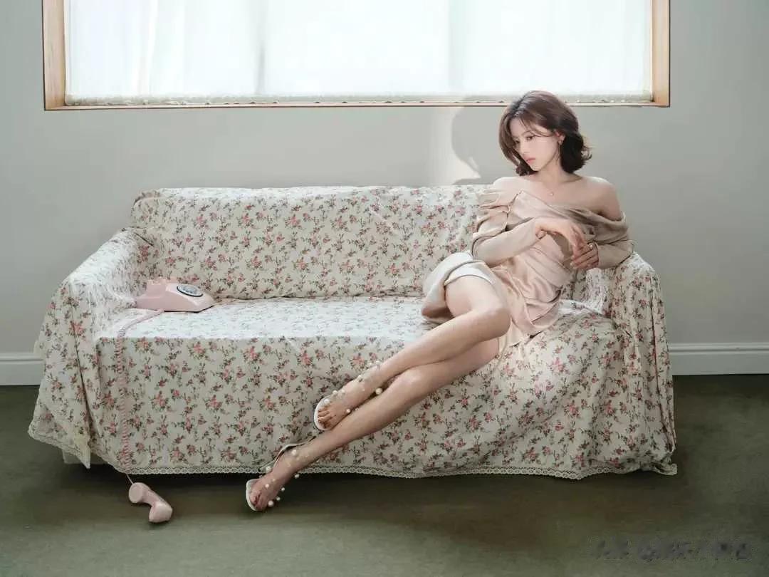 杨超越的美腿玉足 恰到好处的美