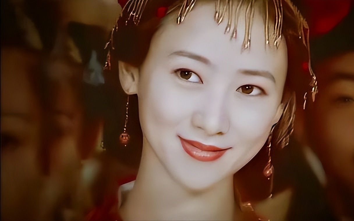 心酸，高雄给57岁翁虹过生日，长这么漂亮，却在景区跳舞供人观赏