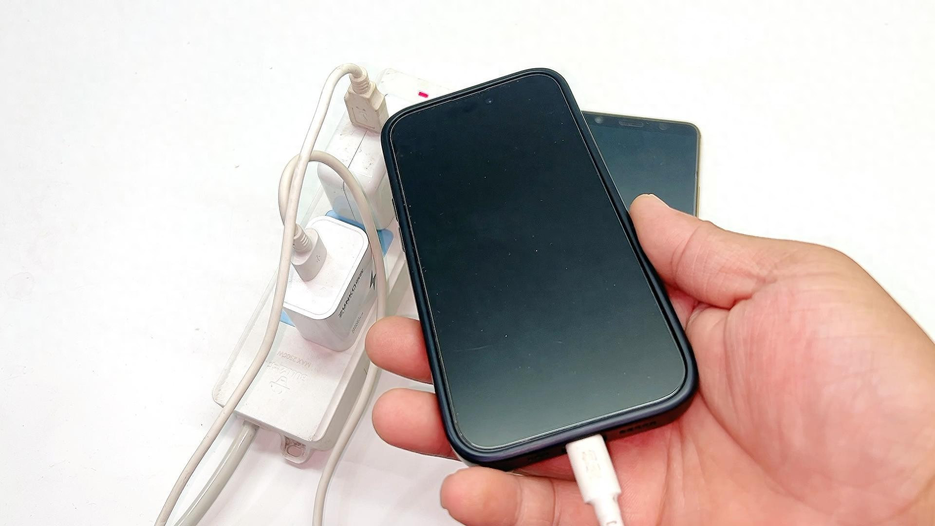 不管什么手机，切记不要这样充电，否则手机就离“报废”就不远了