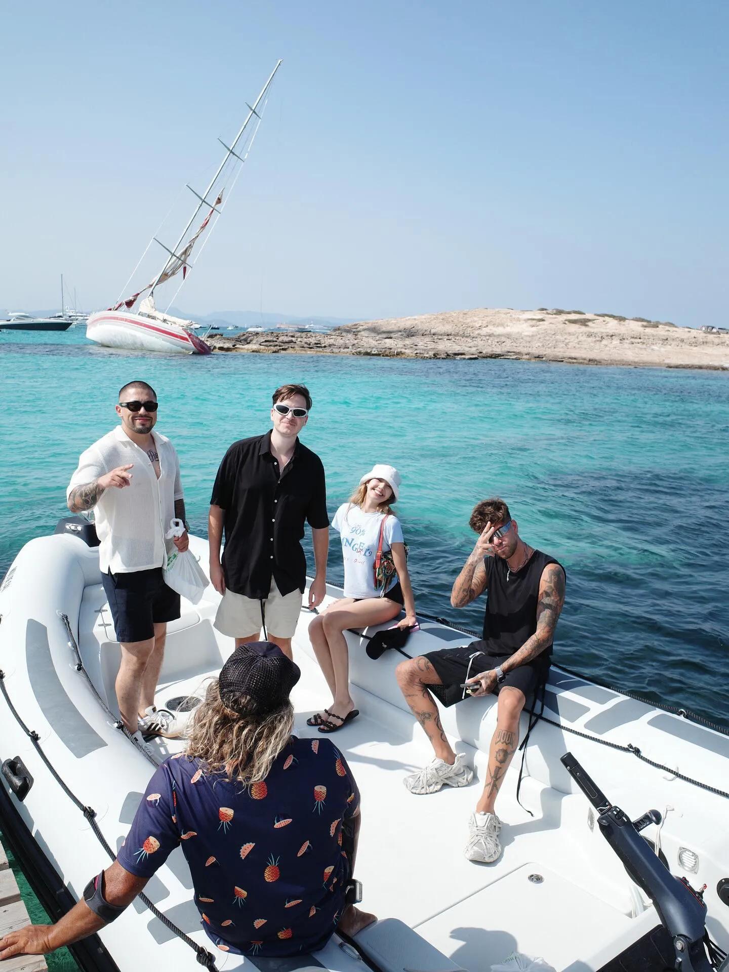 Lisa穿罗意威去蹦迪,她和一群男人出海游玩,她吃饭菜掉一桌子!