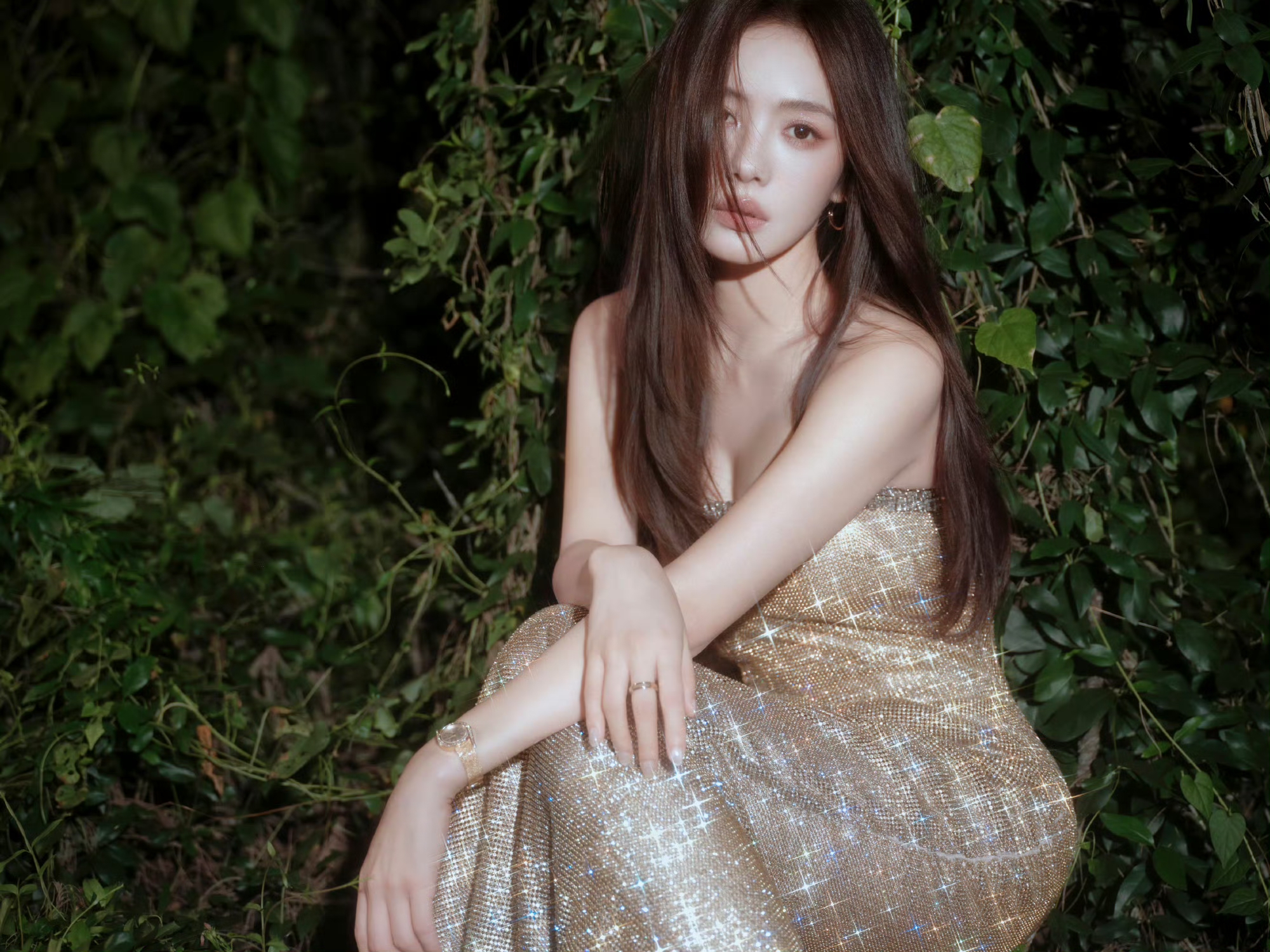 蔡文静抹胸鎏金礼裙，化身森林中的鎏金迪斯科灯球