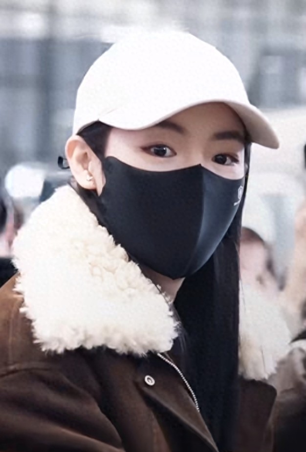 陈丽君穿毛绒领外套配棒球帽,清冷又精致,颜值气质双在线