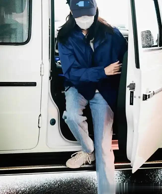 被38岁张小斐美照“帅到了”，网友：追张小斐的狗子都排到了巴黎