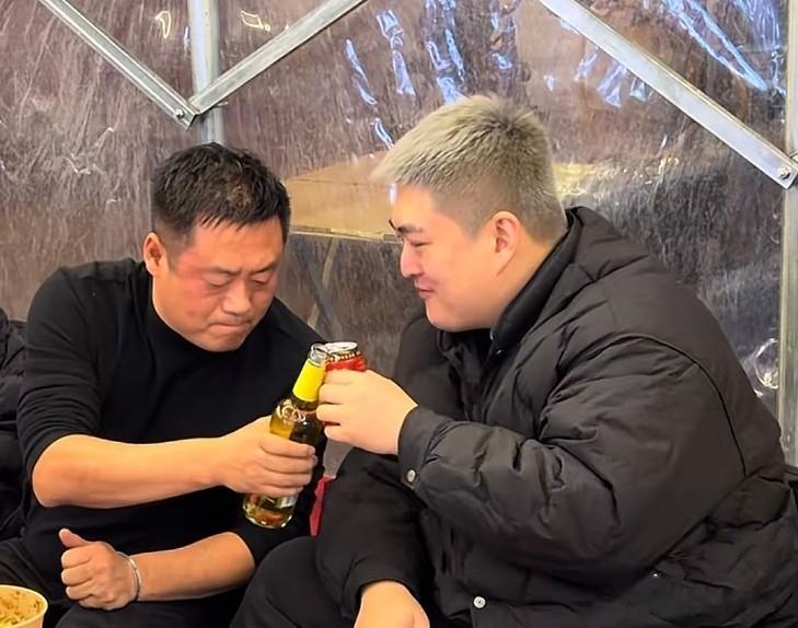 赵本山儿子请客吃砂锅,赵一楠染一头黄发,宋晓峰喝到脸泛红