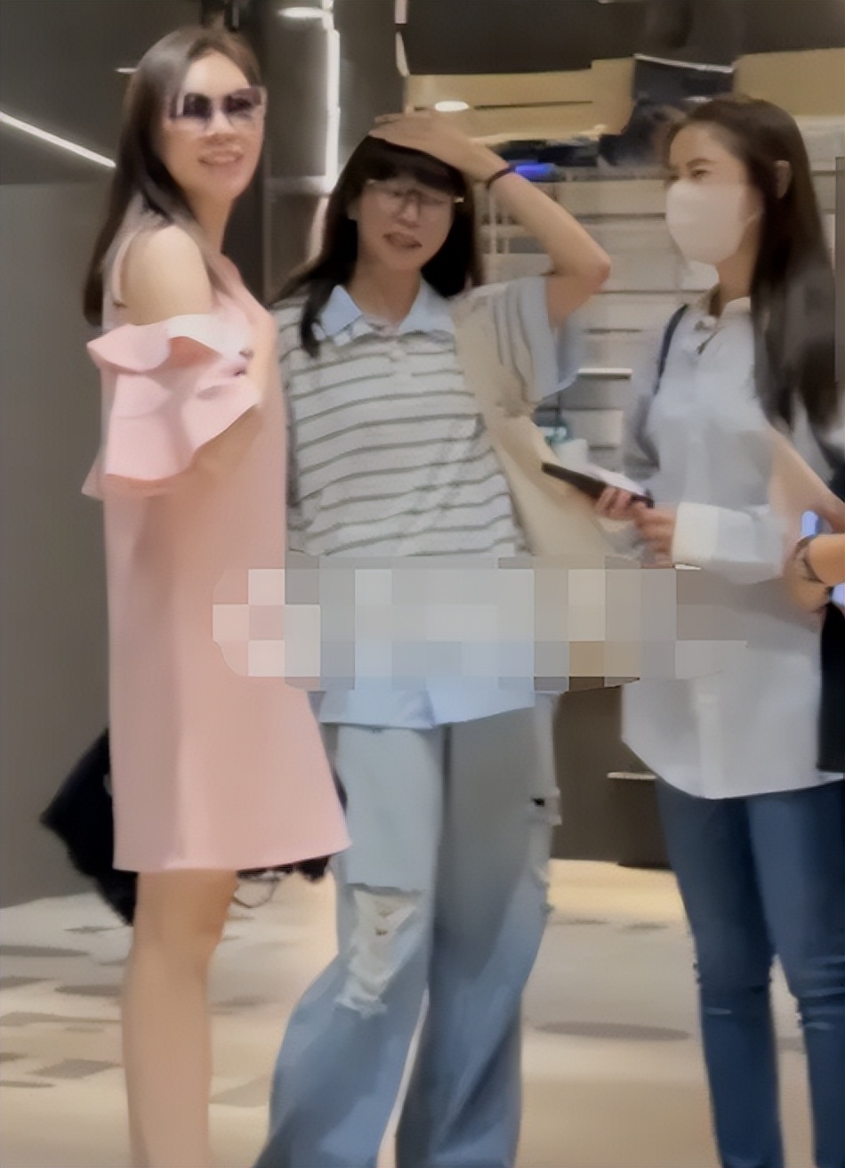 知名女星为父办追悼会！闺蜜穿粉色裙子送别，林心如萧敬腾都来了