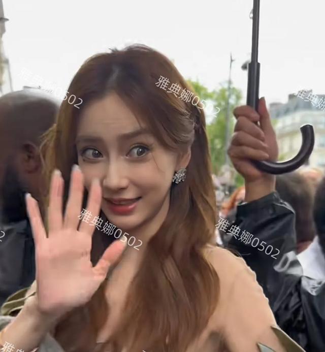 Angelababy现身巴黎时装周 依然走日系芭比风,生图岁月痕迹明显