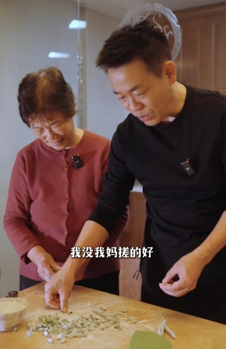 演员孙浩元旦前回父母家吃饭,帮81岁老妈做陕西麻食,57岁还撒娇