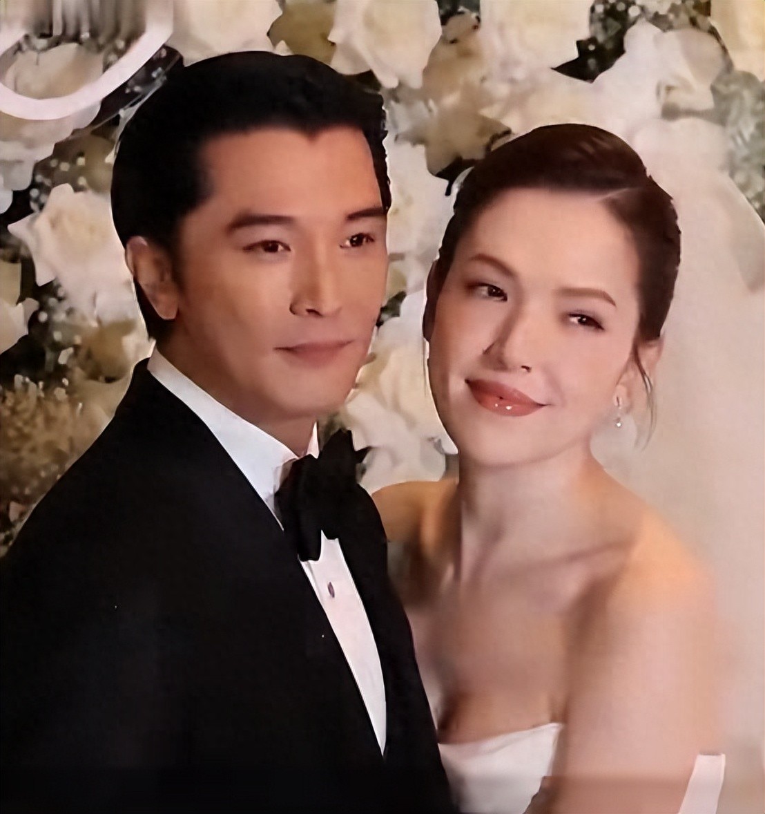 李靓蕾现身好友婚礼!四处搭讪大嘴吓人,深V开到腰抢尽新娘风头