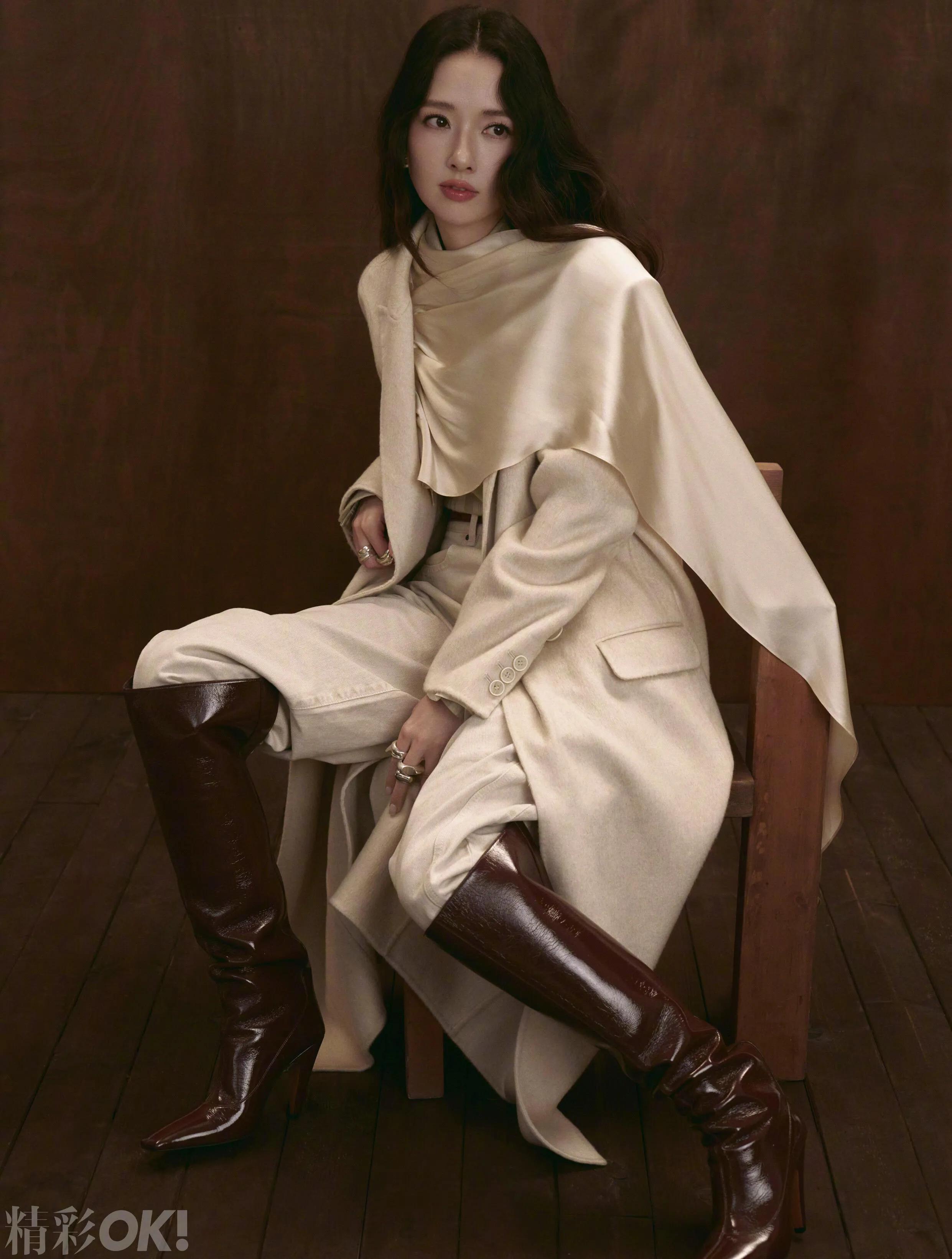 郭碧婷穿皮草拍大片,她戴整套黄金首饰很贵气,连生两胎不敢露腰