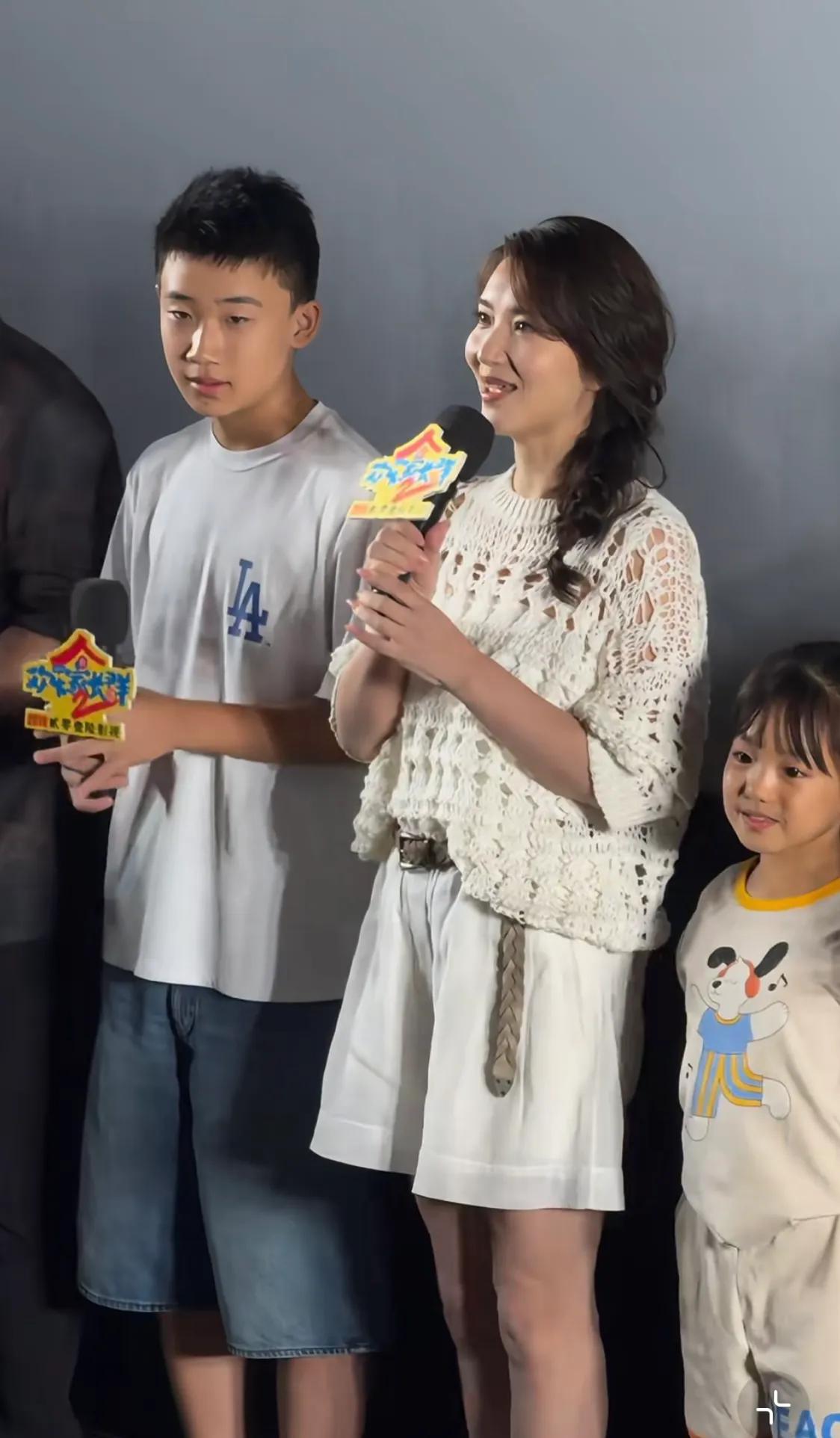 王晓晨穿花裙子漂亮,婚后胖出双下巴,陈好牵着小果宝,她长高了