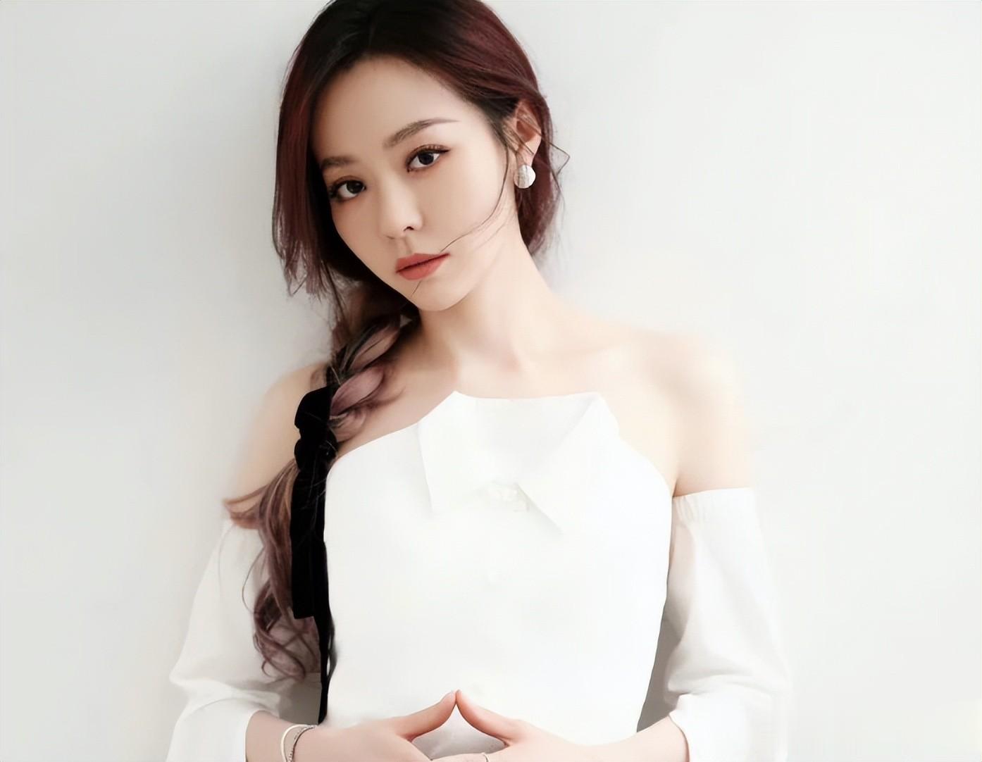 张靓颖摔下高台后续,被曝伤势严重,令人恶心的一幕还是发生了