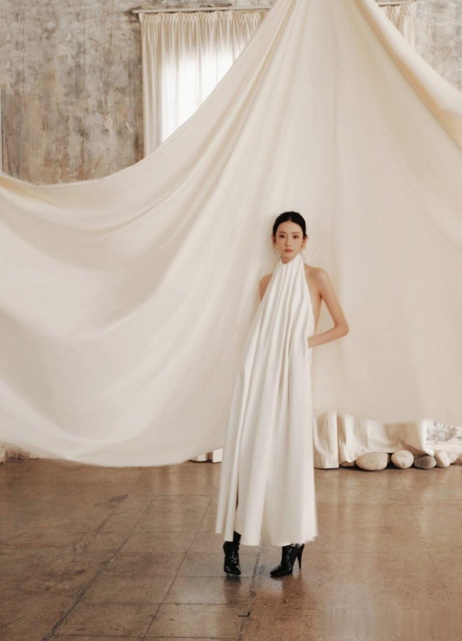 张艺凡露背白裙：素纱裁露背，清冷里裹着纤韧骨相