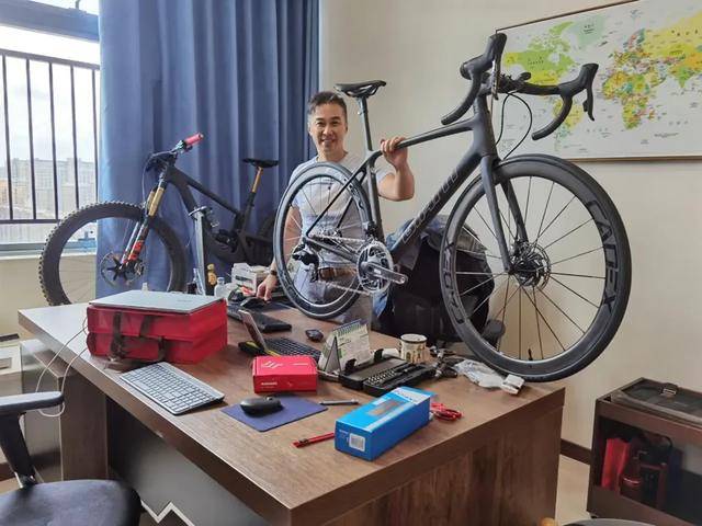 亚视“电视先生”当红时退圈外闯,东莞做直播,曾被误会婚内出轨