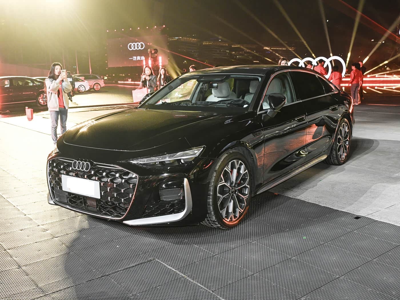 全新国产奥迪A6L亮相，全新动感外观，尺寸增加明显，提供V6动力